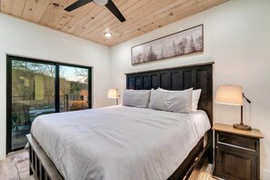 4 bedrooms, desk, iron/ironing board, WiFi - Luxe Cabin W Indoor Pool・Spacious Cabin, Sleeps 10 (Sevierville)