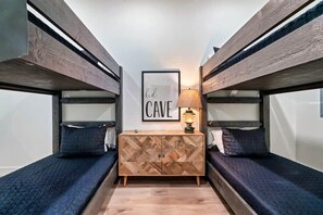 4 habitaciones, escritorio, tabla de planchar con plancha y wifi