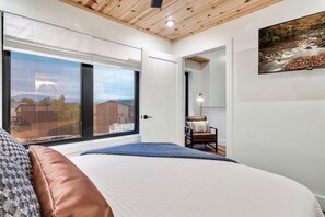 4 Schlafzimmer, Schreibtisch, Bügeleisen/Bügelbrett, WLAN