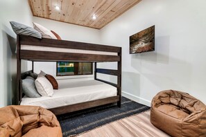 4 bedrooms, desk, iron/ironing board, WiFi - Family Friendly, Sleeps 10・Pool・Arcade・Hot Tub (Sevierville)