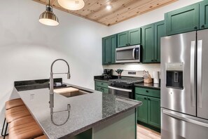 Fridge, microwave, oven, stovetop - Family Friendly, Sleeps 10・Pool・Arcade・Hot Tub (Sevierville)