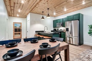 Dining - Family Friendly, Sleeps 10・Pool・Arcade・Hot Tub (Sevierville)