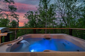 Outdoor spa tub - Family Friendly, Sleeps 10・Pool・Arcade・Hot Tub (Sevierville)