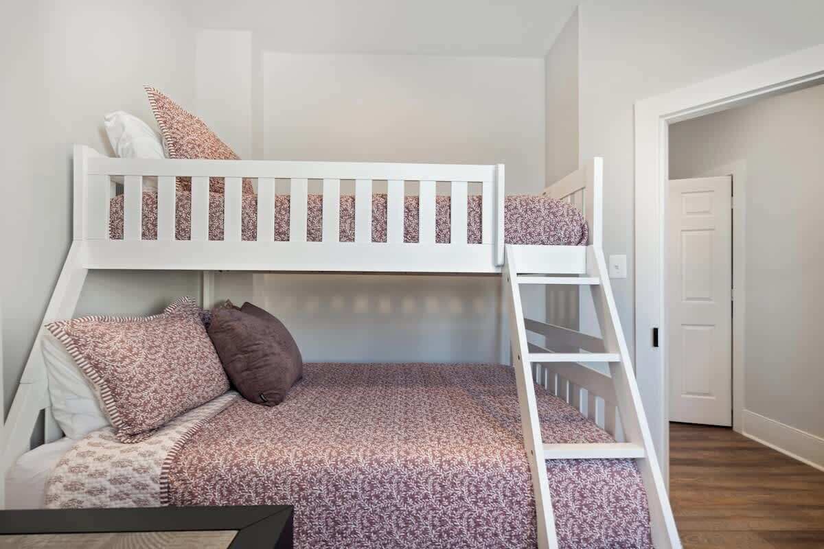 2 Schlafzimmer, Bügeleisen/Bügelbrett