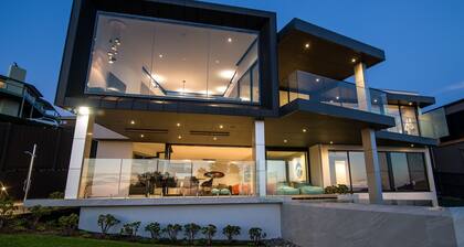 Somers Sanctuary | Clifftop Luxury with Pool & Sauna