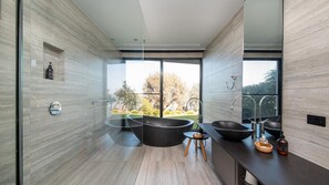 Douche, sèche-cheveux, serviettes fournies