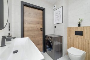 Douche, sèche-cheveux, serviettes fournies, shampoing