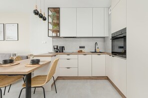 Refrigerador, horno, parrilla de estufa y lavavajillas 