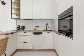 Refrigerador, horno, parrilla de estufa y lavavajillas 