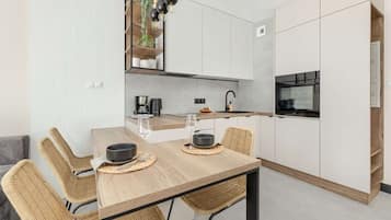 Geladeira, fogão, cooktop, lava-louças