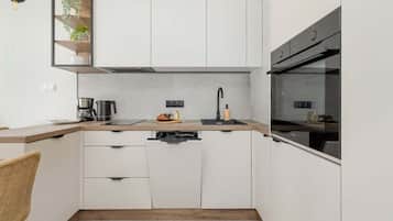 Een koelkast, een oven, een kookplaat, een vaatwasser