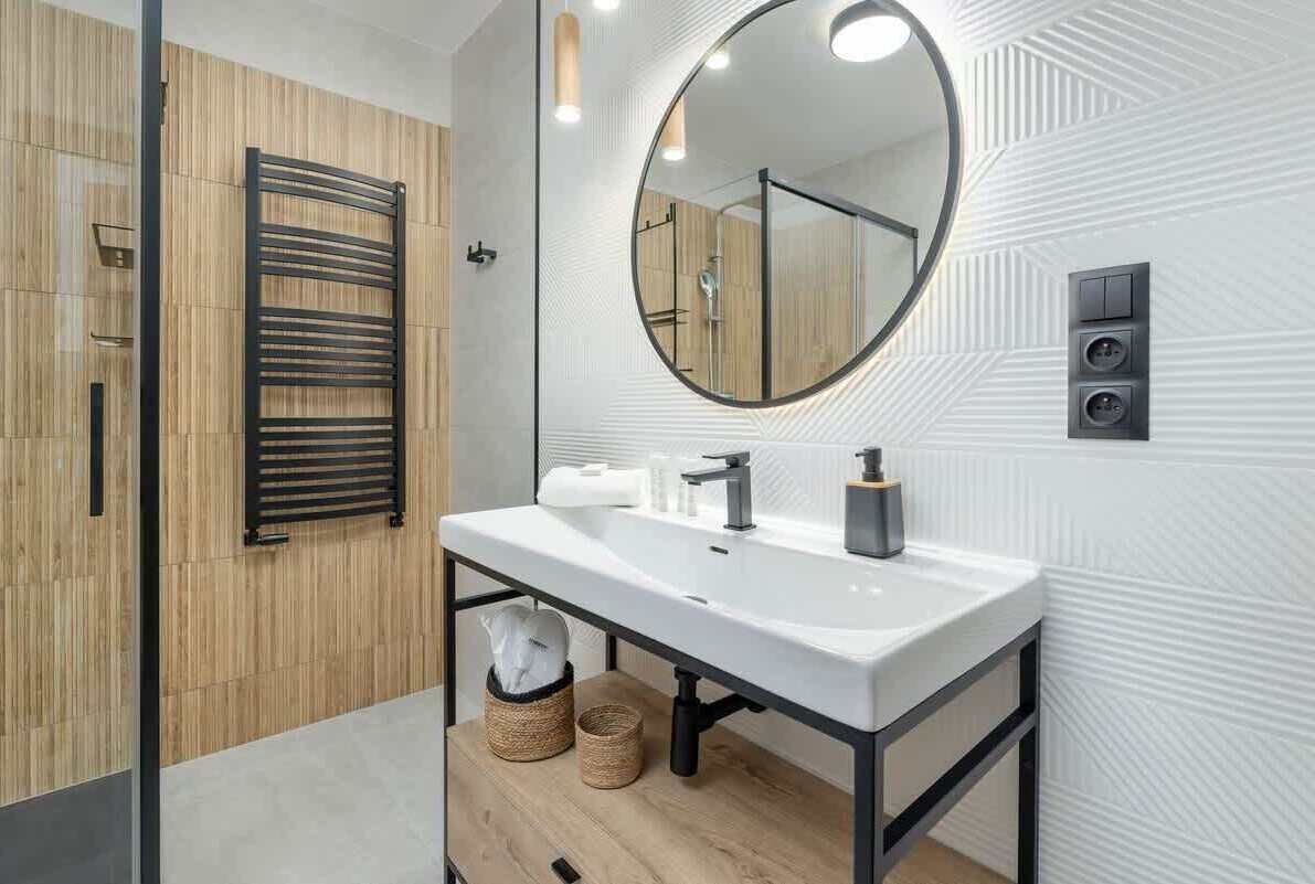 Shower, hair dryer, towels, shampoo