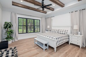 7 bedrooms, desk, iron/ironing board, travel cot
