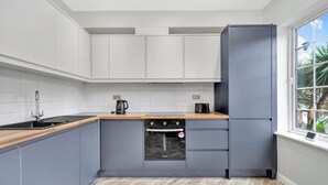 Apartamento | Cozinha privada | Geladeira, micro-ondas, fogão, cooktop