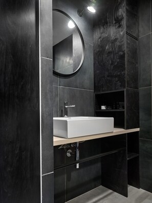 シャワー、タオル、石鹸、シャンプー