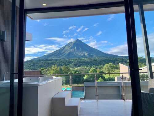 Stylish Volcano Villa w/ Jacuzzi & Private Pool, volcano views, sun deck, WiFi