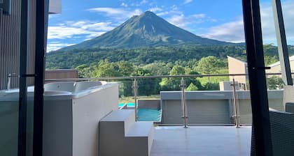 Stylish Volcano Villa w/ Jacuzzi & Private Pool, volcano views, sun deck, WiFi