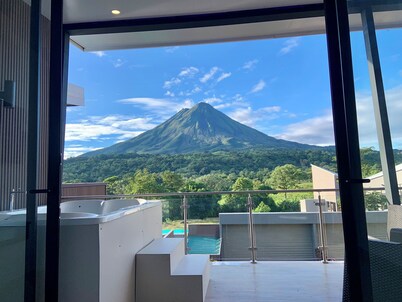 Stylish Volcano Villa w/ Jacuzzi & Private Pool, volcano views, sun deck, WiFi