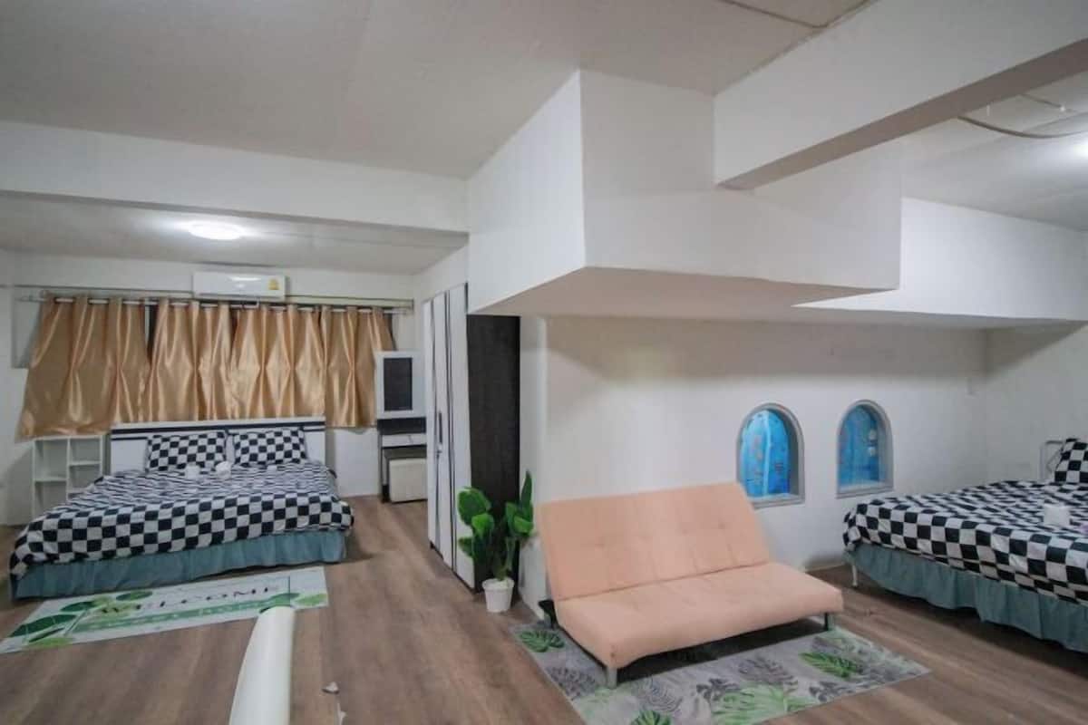In-room safe, WiFi (free), bed sheets