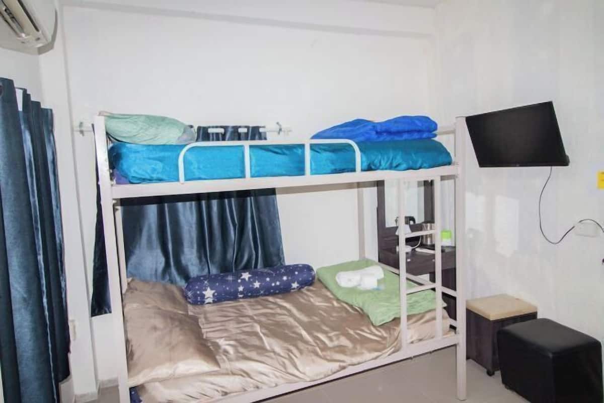 In-room safe, WiFi (free), bed sheets