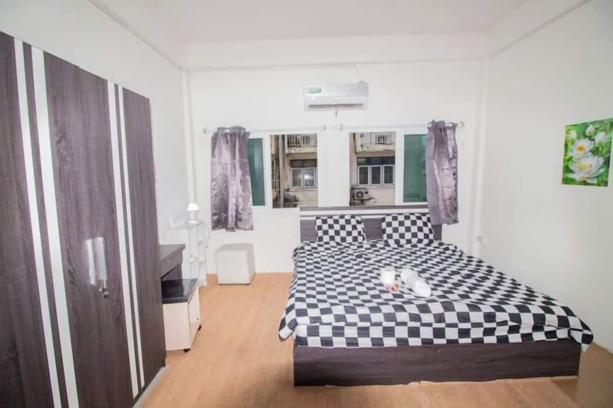 In-room safe, WiFi (free), bed sheets