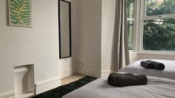 2 bedrooms, iron/ironing board, WiFi, bed sheets