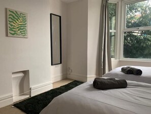 2 habitaciones, tabla de planchar con plancha, wifi y ropa de cama