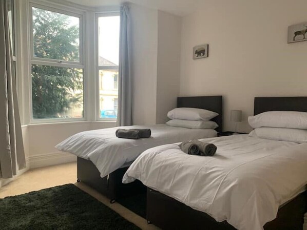 2 habitaciones, tabla de planchar con plancha, wifi y ropa de cama