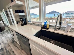 雪櫃、微波爐、焗爐、爐具