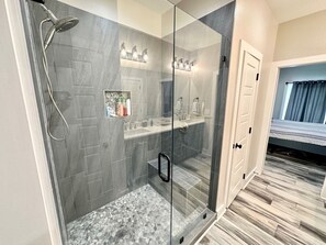 Shower, hair dryer, towels, soap - ANCHORS AWEIGH Larry's Harbor POC GUESTS LOVE (Port O'Connor)