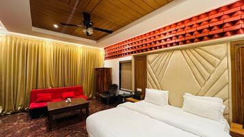 6 bedrooms, iron/ironing board, WiFi, bed sheets