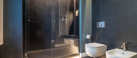 Douche, douche à « effet pluie », sÚche-cheveux, peignoirs