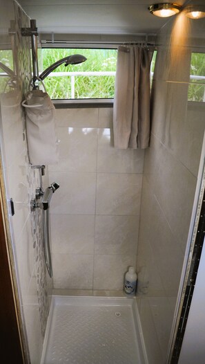 Een douche, handdoeken, toiletpapier