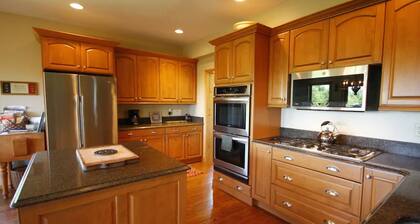 Hidden Hollow spacious mountain retreat
Beautiful secluded, large yet cozy home