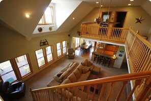 Smart TV, chimenea, reproductor de DVD y futbolito 