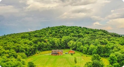 Hidden Hollow spacious mountain retreat
Beautiful secluded, large yet cozy home 