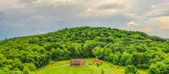 Hidden Hollow spacious mountain retreat
Beautiful secluded, large yet cozy home 