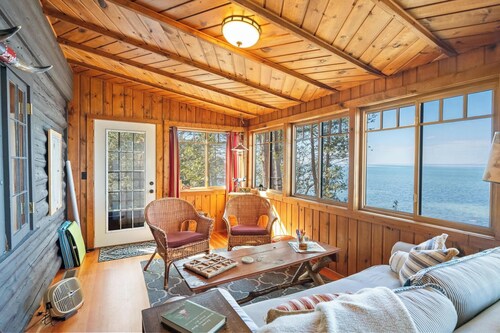 Serene Lakeside Cottage with Stunning Sunsets, Just Minutes from Charlevoix!
