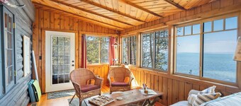 Serene Lakeside Cottage with Stunning Sunsets, Just Minutes from Charlevoix!