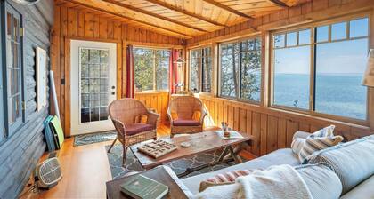Serene Lakeside Cottage with Stunning Sunsets, Just Minutes from Charlevoix!