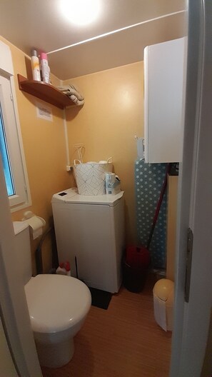 シャワー、ビデ、石鹸、トイレットペーパー