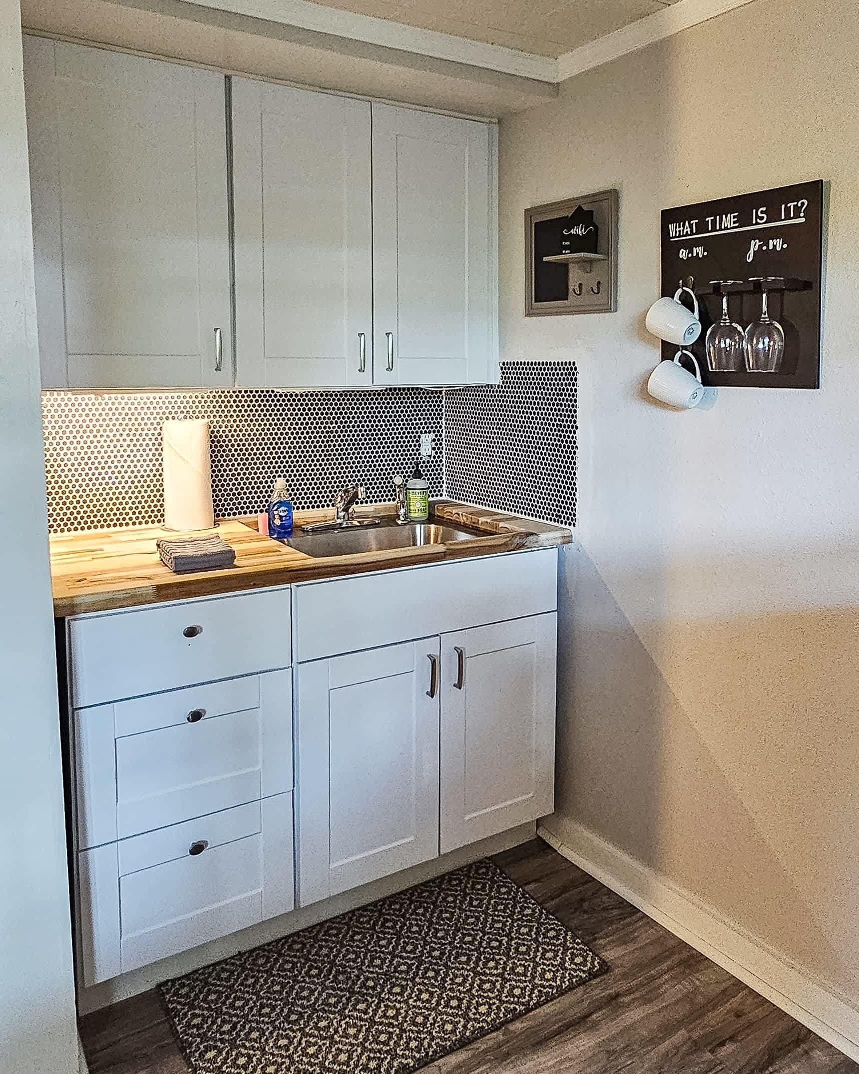 Kjøleskap, mikrobølgeovn og kaffetrakter/tekoker