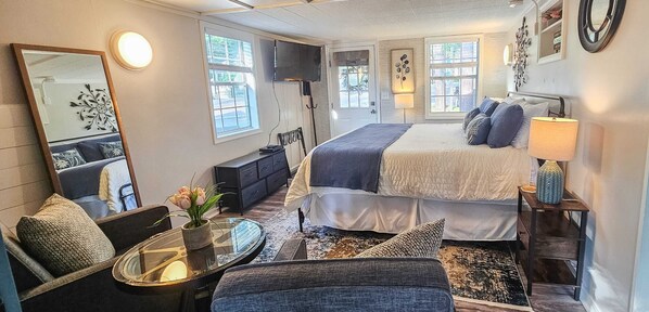 1 bedroom, desk, WiFi, bed sheets - Minutes to Downtown: Cozy Studio with King Bed (Eureka Springs)