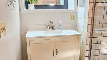 Dusch, hårtork och handdukar