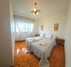 3 bedrooms, iron/ironing board, WiFi, bed sheets