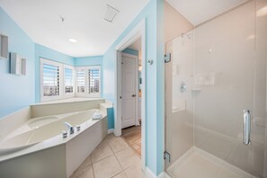 Douche, séchoir à cheveux, serviettes fournies