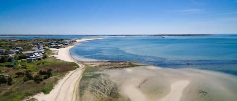Una spiaggia nelle vicinanze
