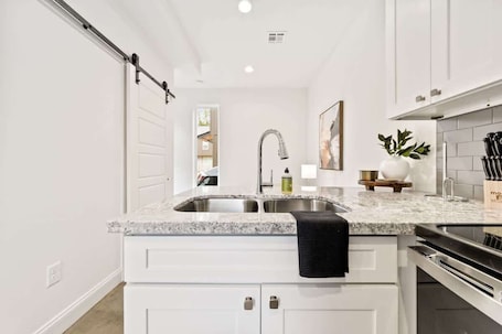 冷蔵庫、電子レンジ、オーブン、コンロ. Modern - Townhome - Built in 2023