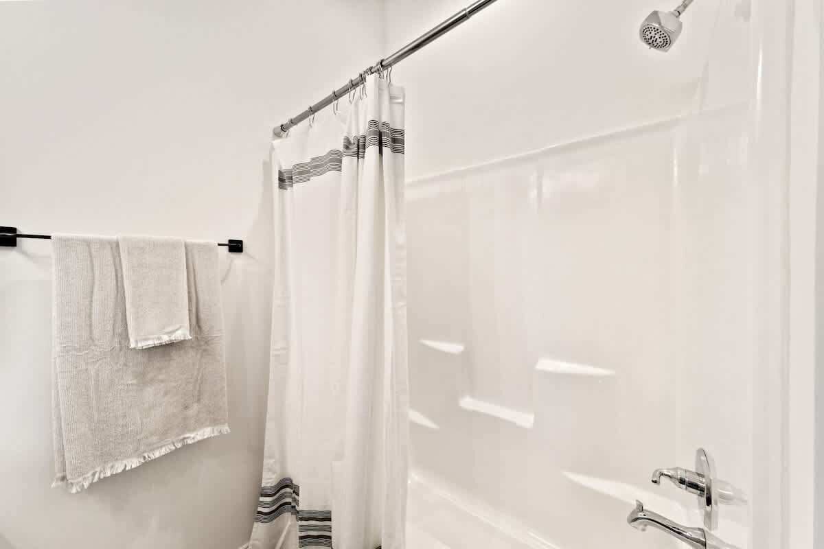 Douche, serviettes fournies, shampoing