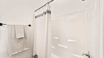 Douche, serviettes fournies, shampoing